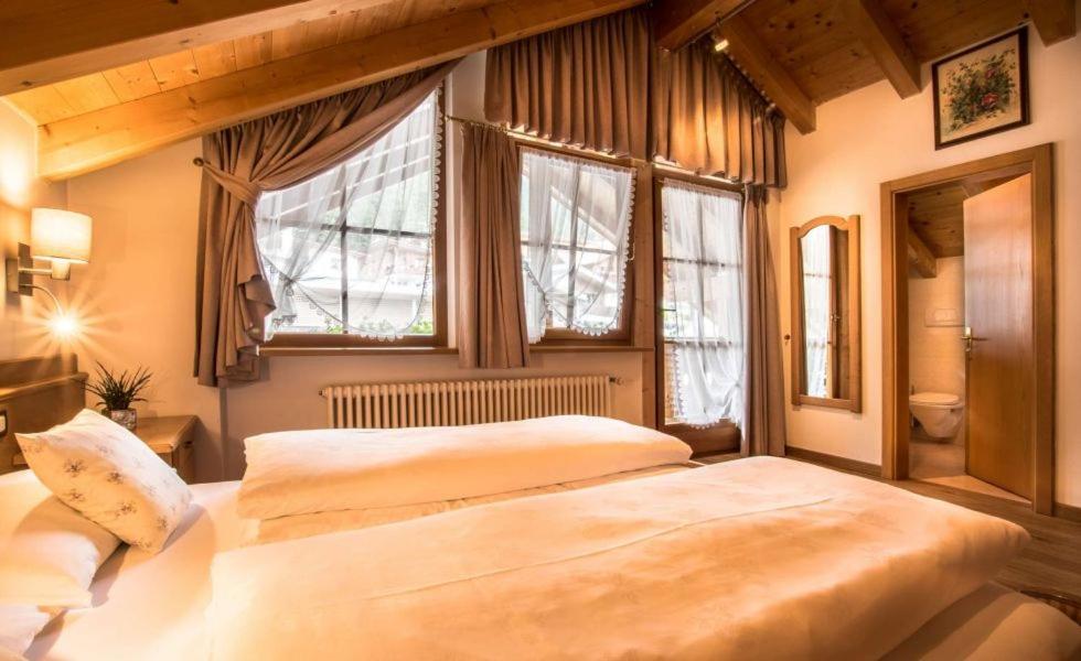 Ciasa Montanara Hotel La Villa  Kültér fotó